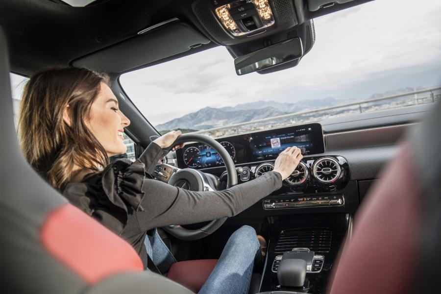 Интерьер Mercedes-Benz A200 AMG Line (W177) 2018 года  (WW) (фото 10 из 99)